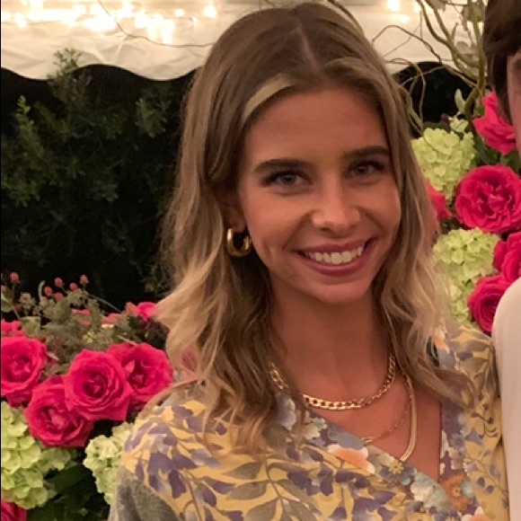 Meet your Posher! 💛🌞🌴🤍 - Picture 6 of 10